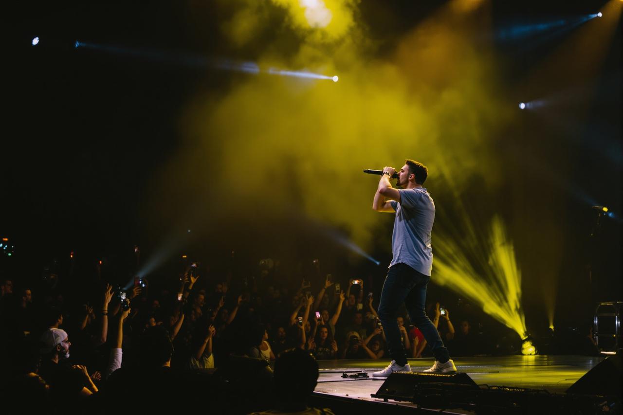 某顶流歌手演唱会假唱证据曝光，现场工作人员实名举报引发轩然大波